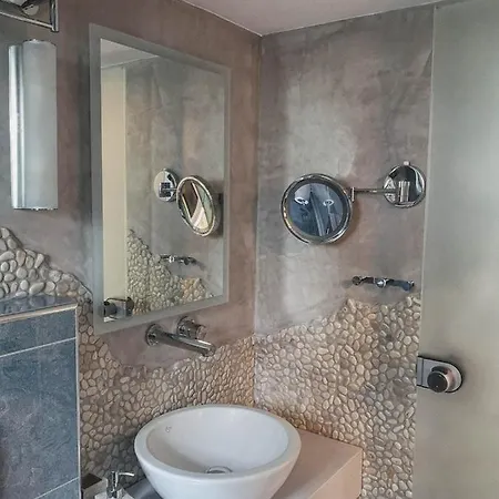 Village האראקי